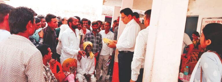 ग्रामीणों के बीच पहुंचे जिला कलेक्टर विवेक श्रोत्रिय जन चौपाल लगाकर सुनी समस्याएं,श्रमिकों का पलायन रोकने के लिए संबंधितों को अभियान चलाने के दिए निर्देश