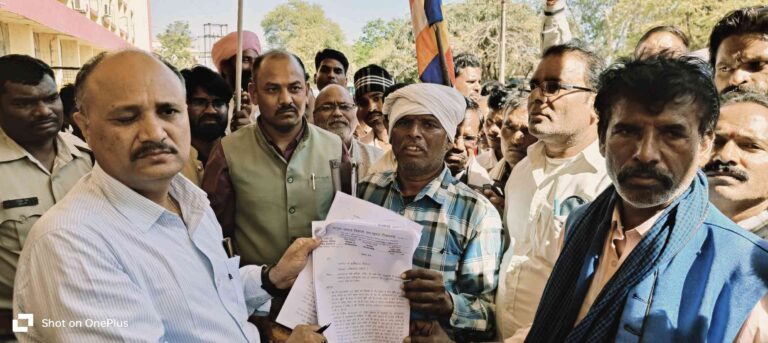 वंशकार समाज ने एक दिवसीय धरना प्रदर्शन कर मुख्यमंत्री के नाम कलेक्टर को दिया ज्ञापन तहसीलदार को निलंबत कर एफआईआर दर्ज कराने की मांग