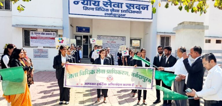 प्रधान जिला एवं सेशन न्यायाधीश द्वारा सद्भावना रैली को हरी झंडी दिखा कर रवाना किया , अकेले नहीं हैं आप, हम हैं आपके साथ