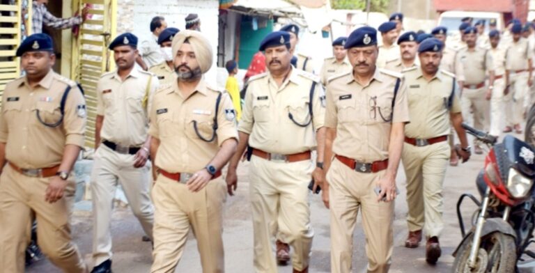 पुलिस अधीक्षक डॉ. गुरकरन सिंह के निर्देशन में आगामीं होली एवं अन्य त्योहारों को दृष्टिगत रखते हुए थाना क्षेत्रों में निकाला गया फ्लैग मार्च , होटलों/धर्मशालाओं /रेलवे स्टेशन आदि में की जा रही सघन चैकिंग , रात्रि गश्त में फालतू घूम रहे युवाओं से पूँछताँछ कर की जा रही वैधानिक कार्यवाही