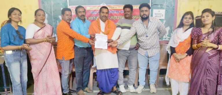 अखिल भारत हिंदू महासभा एवं महिला मोर्चा की बैठक में जिला अध्यक्ष संत प्रमुख की नियुक्ति की गई