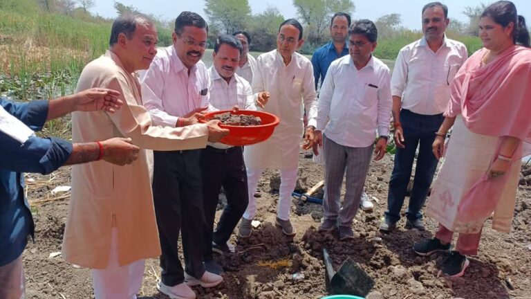 तालाब की सफाई के लिए विधायक प्रेमशंकर वर्मा ने किया श्रमदान जनप्रतिनिधियों और अधिकारियों ने भी दिया योगदान