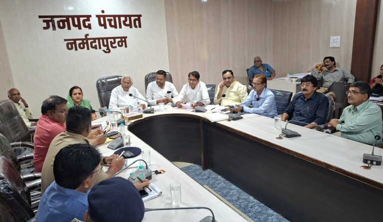 आज विधायक डॉ. सीताशरण शर्मा ने जनपद पंचायत नर्मदापुरम में अधिकारियों के साथ बैठक कर शासन द्वारा संचालित विभिन्न योजनाओं की समीक्षा की