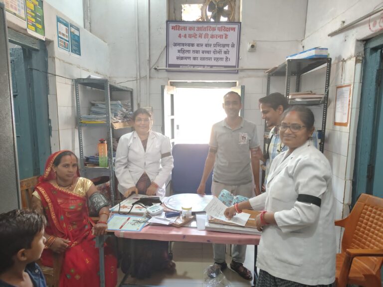 काली पट्टी बांधकर जताया विरोध संविदा स्वास्थ्य कर्मचारी संघ की मांगों का मामला