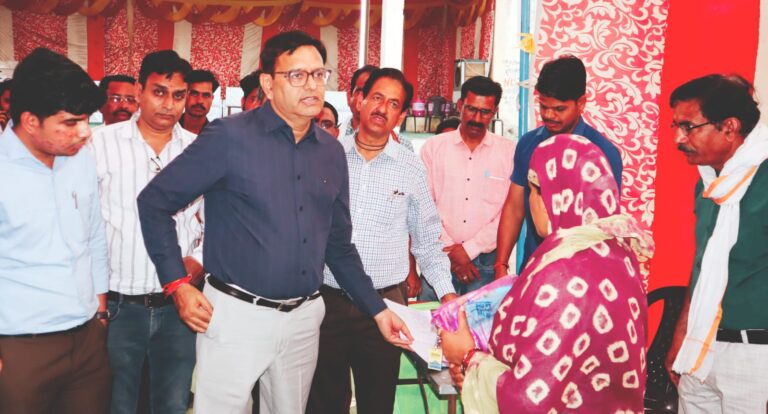 कलेक्टर श्री श्रोत्रिय ने पुस्तक मेले का किया निरीक्षण नजरबाग प्रांगण में 09 अप्रैल तक लगेगा पुस्तक मेला