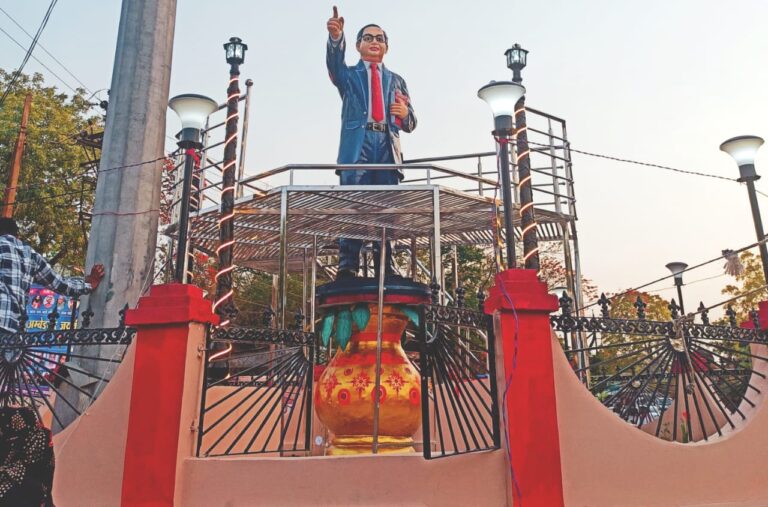 आज मनाई जाएगी बाबा साहेब डॉ अम्बेडकर जी की जन्म जयंती अम्बेडकर चौराहा उनकी प्रतिमा स्थली के आस-पास कराई गई साफ सफाई