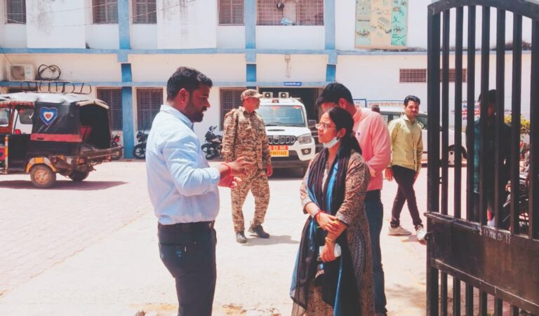 एसडीएम लोकेंद्र सिंह सरल पहुंचे बड़ागांव धसांन सामुदायिक स्वास्थ्य केन्द्र का किया निरीक्षण