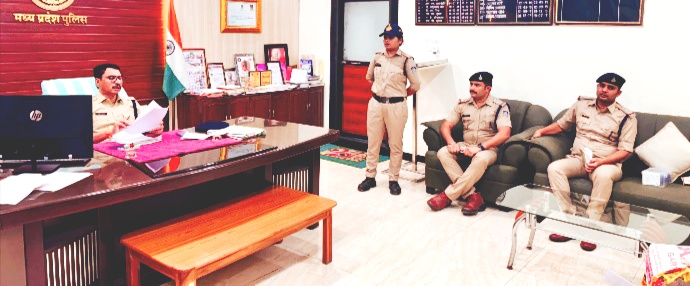 एसपी मनोहर सिंह मंडलोई ने की जनसुनवाई, समस्याओं का किया निराकरण जिले के सभी अनुभागों एवं थाना,चौकियों में लगाए गए जनसुनवाई शिविर