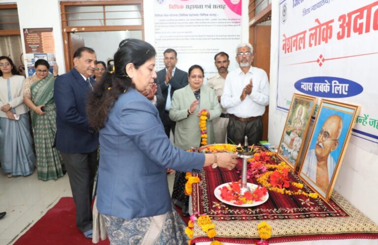 दीप प्रज्वलित कर किया गया नेशनल लोक अदालत का शुभारंभ आपसी सुलह समझौतों के आधार पर किया जा रहा लोगों के प्रकरणों का निराकरण