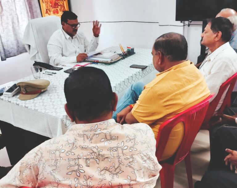 जिला कलेक्टर विवेक श्रोत्रिय के निर्देशों का किया जा रहा पालन जिला परिवहन अधिकारी की अध्यक्षता में यात्री बस मालिकों,संचालकों की बैठक हुई आयोजित