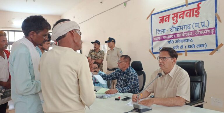 कलेक्टर विवेक श्रोत्रिय ने की जनसुनवाई आवेदन पत्रों के त्वरित निराकरण के दिये निर्देश