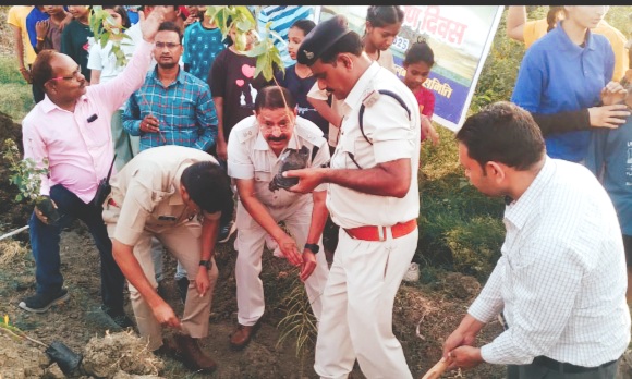 एसपी मनोहर सिंह मंडलोई के निर्देश विश्व पर्यावरण दिवस पर पुलिस ने किया बृक्षा रोपण