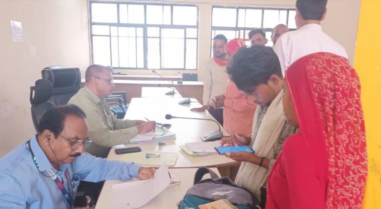 जनसुनवाई में आमजनता से प्राप्त आवेदन पत्रों के निराकरण के दिये निर्देष जनसुनवाई में 137 आवेदन हुये प्राप्त