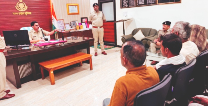 जिला मुख्यालय पर एसपी मनोहर सिंह मंडलोई ने की जनसुनवाई जिले के सभी थानों व चौकियों पर लगाए गए जनसुनवाई शिविर