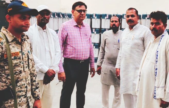 कलेक्टर ने राजनैतिक दलों के प्रतिनिधियों के साथ ईव्हीएम तथा व्हीव्हीपीएटी वेयर हाउस का किया निरीक्षण