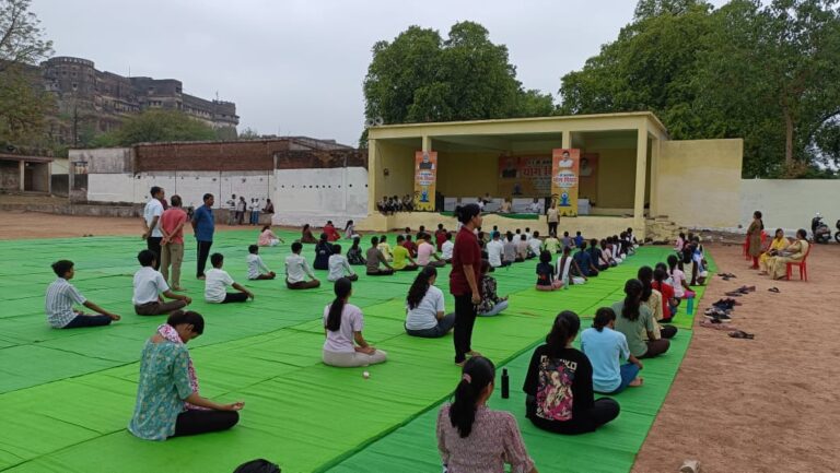 नजरबाग प्रांगण में 21 जून को आयोजित होगा अंतर्राष्ट्रीय योग दिवस पर सामूहिक योग कार्यक्रम योग प्रशिक्षकों द्वारा प्रतिभागीगणों को कराया गया योगाभ्यास
