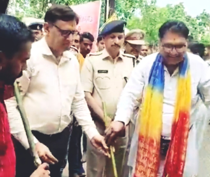 कलेक्टर,एसपी जगन्नाथ प्रभु की रथ यात्रा में हुए सम्मिलित,लिया धर्म लाभ