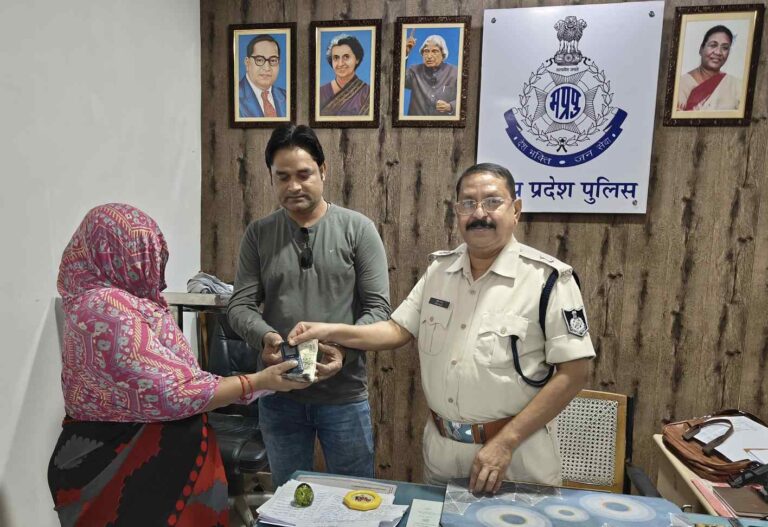 युवक ने पेश की ईमानदारी की मिसाल पुलिस के सहयोग से महिला के खोए 37,000 रु.लौटाए