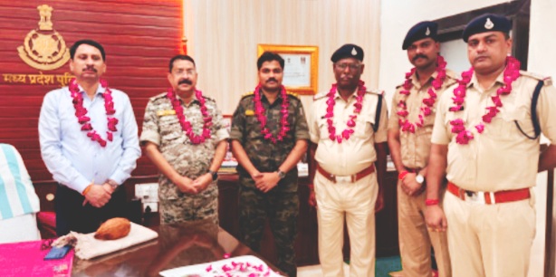 मंदिर चोरी का पुलिस ने किया खुलासा पुलिस की सफलता को लेकर मंदिर कमेटी ने एसपी सहित पुलिस टीम का किया सम्मान