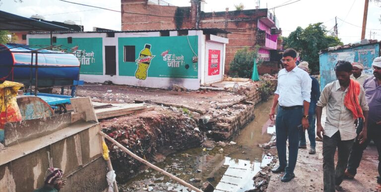 सीएमओ नगर पालिका ओमपाल सिंह भदौरिया ने बंडा नहर का किया निरीक्षण