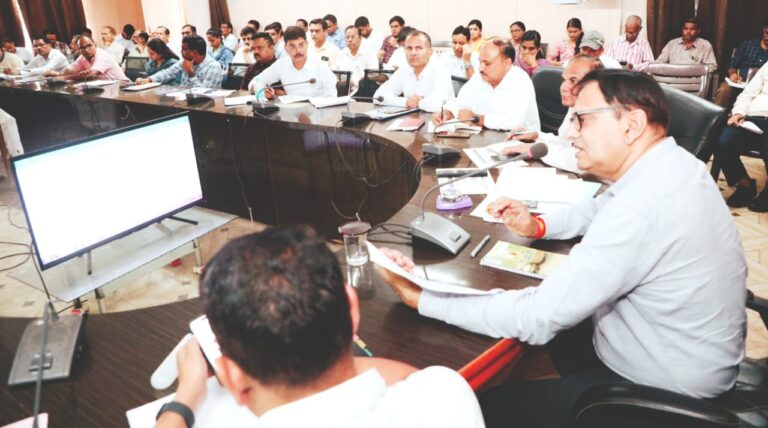 राशन वितरण केन्द्र पर गड़बड़ी करने वालों पर सख्त कार्यवाही की जाये- कलेक्टर श्री श्रोत्रिय टीएल की बैठक में दिये निर्देश