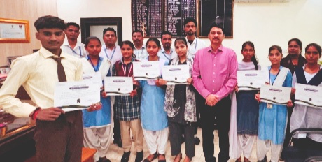 प्रतिभा सम्मान अभियान एसपी मनोहर सिंह मंडलोई ने मेधावी विद्यार्थियों को किया सम्मानित