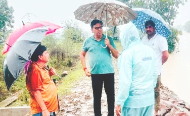 कलेक्टर श्री श्रोत्रिय पहुंचे ग्राम पंचायत माडूमर महेन्द्र सागर तालाब को भरने वाली पुनर्जीवित चैनल का किया निरीक्षण