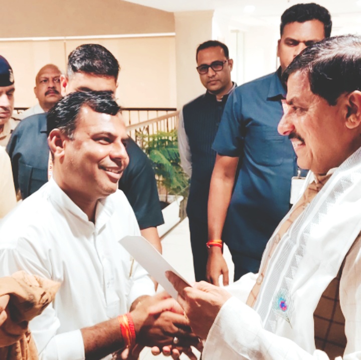 मुख्यमंत्री से विकास ने की मुलाकात,ओरछा आने का दिया न्योता सौंपा मांग पत्र,ओरछा के संपूर्ण विकास का मामला