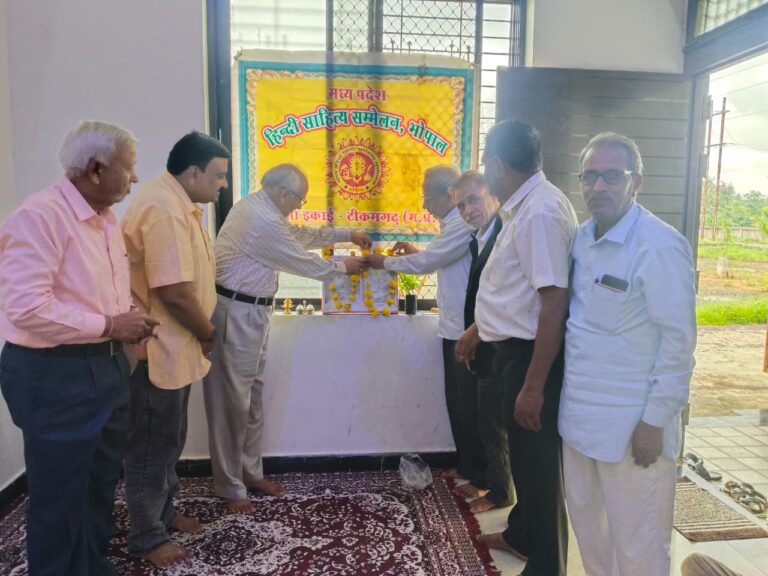 निर्धन धनपत राय खों झुका न कोऊ पाव दो विश्व- साहित्यकारों संत तुलसीदास और मुंशी प्रेमचंद की मनाई गई जयंती