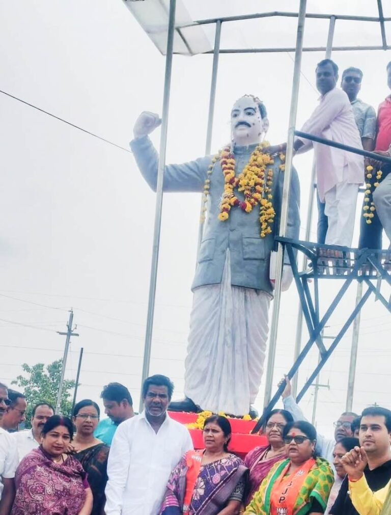 भाजपाइयों ने मनाई डॉक्टर श्यामा प्रसाद मुखर्जी की जन्म जयंती