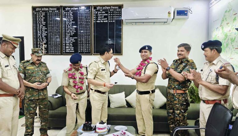 पुलिस अधीक्षक मनोहर सिंह मंडलोई रहे कार्यक्रम में मुख्य रूप से उपस्थित कार्यालय में पुलिसकर्मियों के साथ मनाया मुख्य लिपिक सहित आरक्षक का जन्मदिन