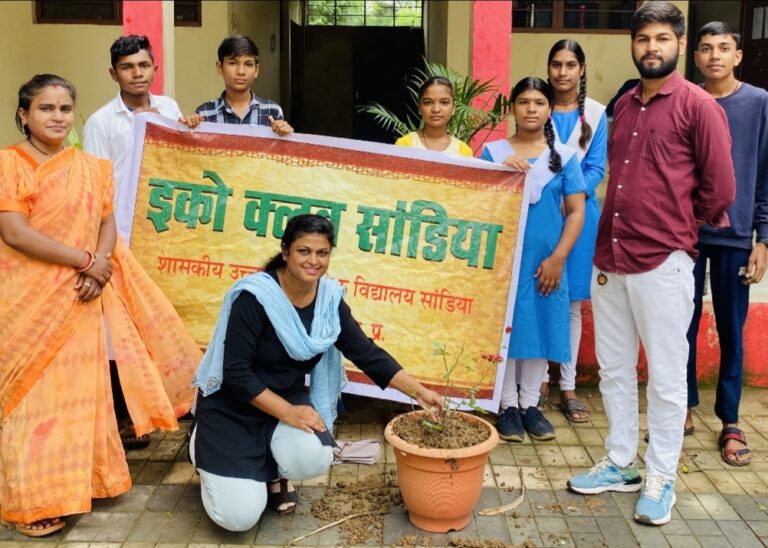 फलदार वृक्ष फल देने के साथ बचाते हैं पर्यावरण – विनय मोहन शर्मा, विष्णु प्रसाद सोनी के स्थानांतरण पर सांडिया इको क्लब द्वारा पौधारोपण, पौधारोपण के साथ इनकी देखरेख का संकल्प लिया सांडिया इको क्लब ने