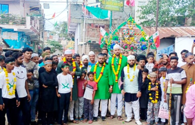 मोहर्रम पर निकला अखाड़ा, नौजवानों ने किया प्रदर्शन