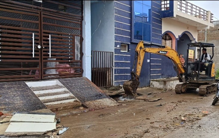 वृक्षों की अवैध कटाई और अतिक्रमण के मामले में हुई कार्रवाई, हटाया अतिक्रमण कार के लिए रोड पर बनाया था रैंप, नपा सीएमओ से की थी शिकायत, काट रहे थे पेड़