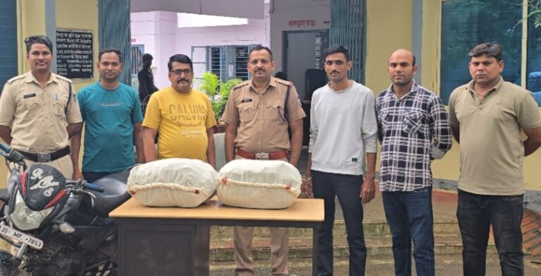 थाना शिवपुर पुलिस ने अवैध गांजा बिक्रय करने वाले दो आरोपियों को मोटर साइकिल के साथ किया गिरफ्तार