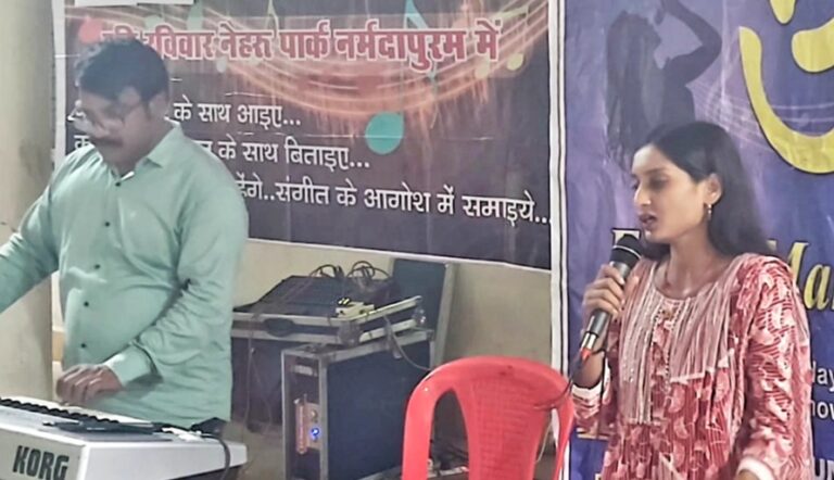 नर्मदापुर युवा मंडल के “सुरीला नर्मदापुरम” संगीत कार्यक्रम में बच्चों ने अपने सुरों से बांधा समा , अपने परिवार के साथ पार्क में घूमने आए लोग भी बने गायक