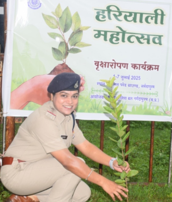 पुलिस लाइन परिसर में पर्यावरण संरक्षण के अंतर्गत रक्षित निरीक्षक श्रीमती स्नेहा चंदेल ने किया पौधारोपण