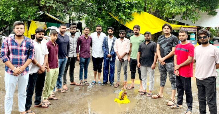 शहर की समस्याओं को लेकर प्रदर्शन जारी, जिम्मेदार अधिकारियों को जगाने के लिए श्री समर्पण श्री ने सड़कों पर हो रहे गड्ढों में रोपे पौधे