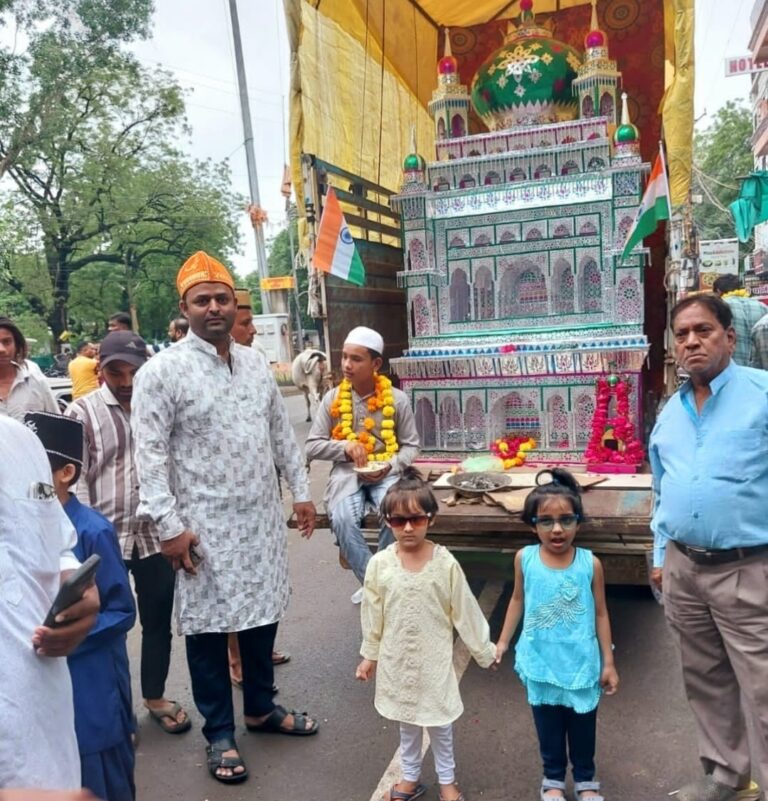 मुहर्रम पर्व पर ताजिए और अखाड़े का हसनी हुसैनी ग्रुप ने स्वागत किया