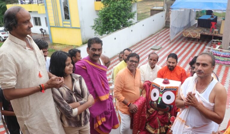 रसगुल्ला और साड़ी भेंट करने के बाद जगन्नाथ को मिला मंदिर में प्रवेश, रथयात्रा महोत्सव का समापन