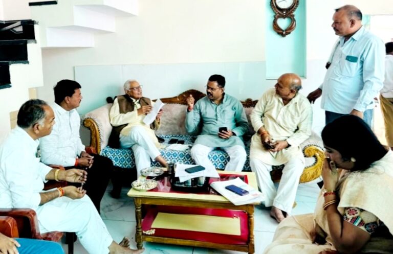 ग्राम पालनपुर में पहुंचे विधायक डॉ. सीतासरण शर्मा, ग्रामीणों से की आत्मीय भेंट