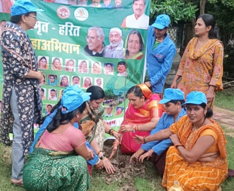 एक पेड़ मां के नाम अभियान जारी, नपाध्यक्ष ने हाउसिंग बोर्ड में किया पौधरोपण