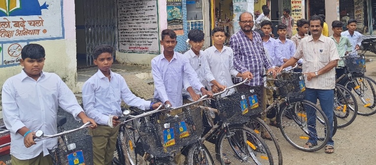 नगर पालिका अध्यक्ष की उपस्थिति में हुआ निशुल्क साइकिल वितरण