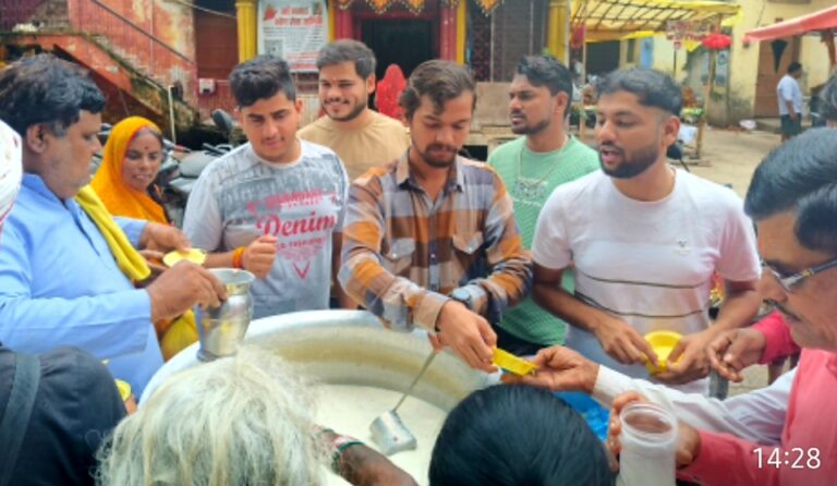 माँ नर्मदा भोग सेवा समिति ने गुरु पूर्णिमा पर किया खीर प्रसादी का वितरण