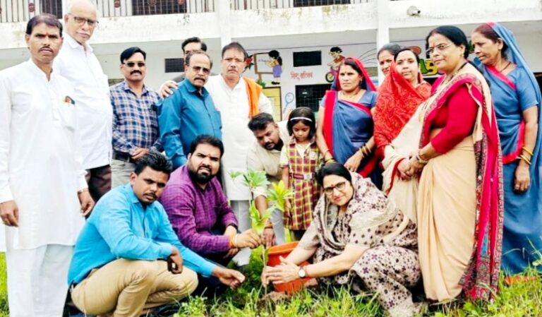 गुरुपूर्णिमा पर नगर मंडल सिवनी मालवा द्वारा किया पौधारोपण
