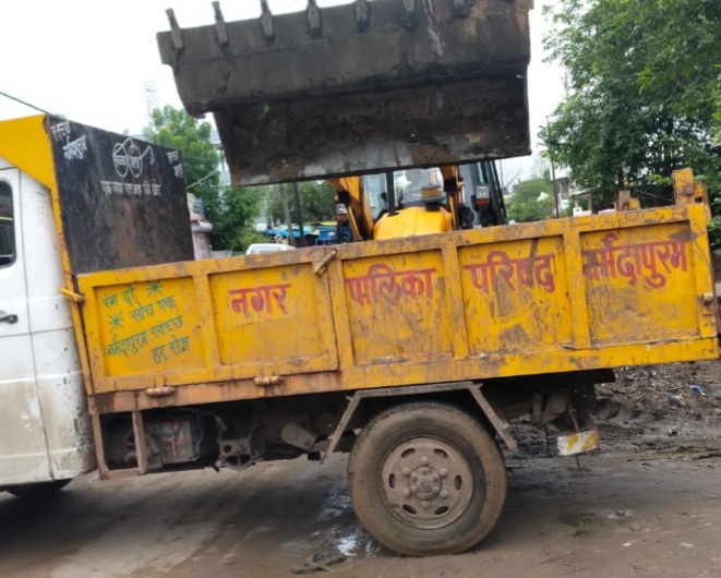 तेजगति से चलाया जा रहा स्वच्छता अभियान मालाखेड़ी और आदमगढ़ से हटाया ट्रालियों से कचरा