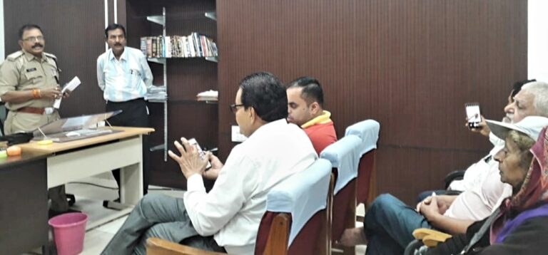 अपने बेटे अक्षय दीक्षित की मौत की जांच के लिए पुलिस महानिरीक्षक से मिले अरुण दीक्षित