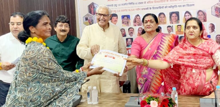 नगरपालिका कार्यालय में प्रधानमंत्री आवास योजना के तहत हुआ कार्यक्रम, 43 हितग्राहियों को एक साथ कराया गृह प्रवेश, 215 हितग्राहियों को स्वीकृति पत्र प्रदान किया, भविष्य के शहर वह होंगे जहां सभी का पक्का मकान होगा – विधायक डॉ. सीताशरण शर्मा