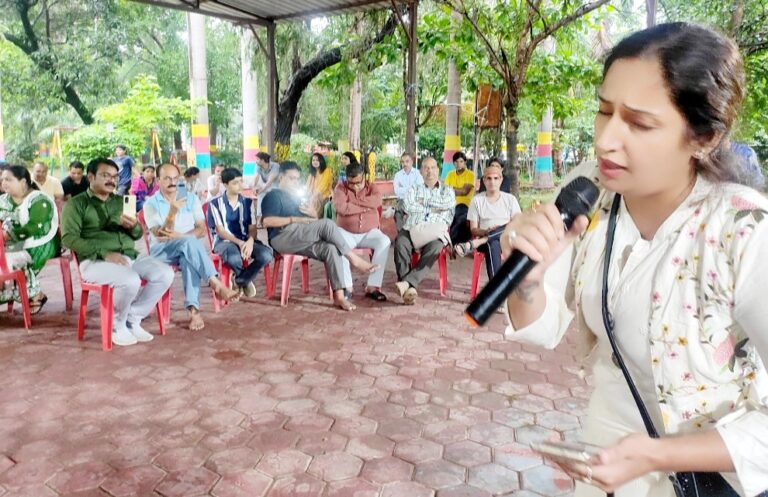 “सुरीला नर्मदापुरम” संगीत कार्यक्रम में अपने परिवार के साथ पार्क घूमने आए लोग बने गायक, नए पुराने फिल्मों गीतों से शाम हुई सुरीली
