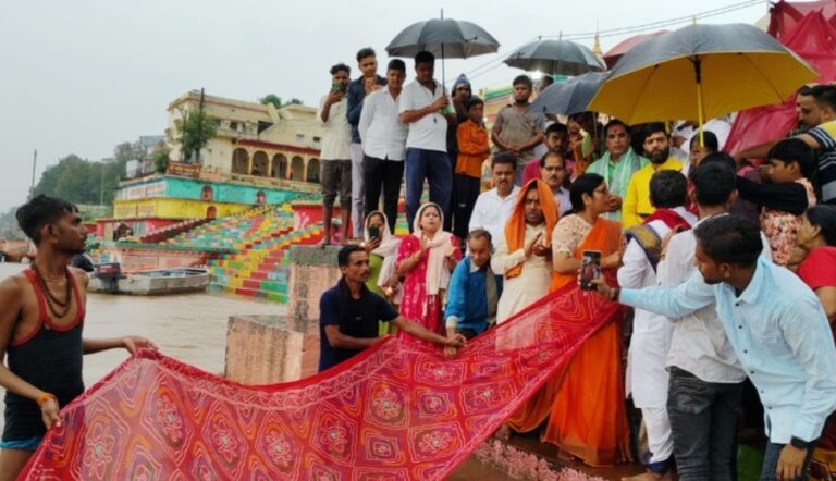 नर्मदापुरम शहर के सेठानी घाट पर जटाशंकर कावड़ यात्रा समिति द्वारा मां नर्मदा को चढ़ाई 1100 मीटर लंबी चुनरी सैकड़ो कावड़िया रहे मौजूद, कैलाश मानसरोवर मुक्ति हेतु महासंकल्प, कावड़ यात्रा आज